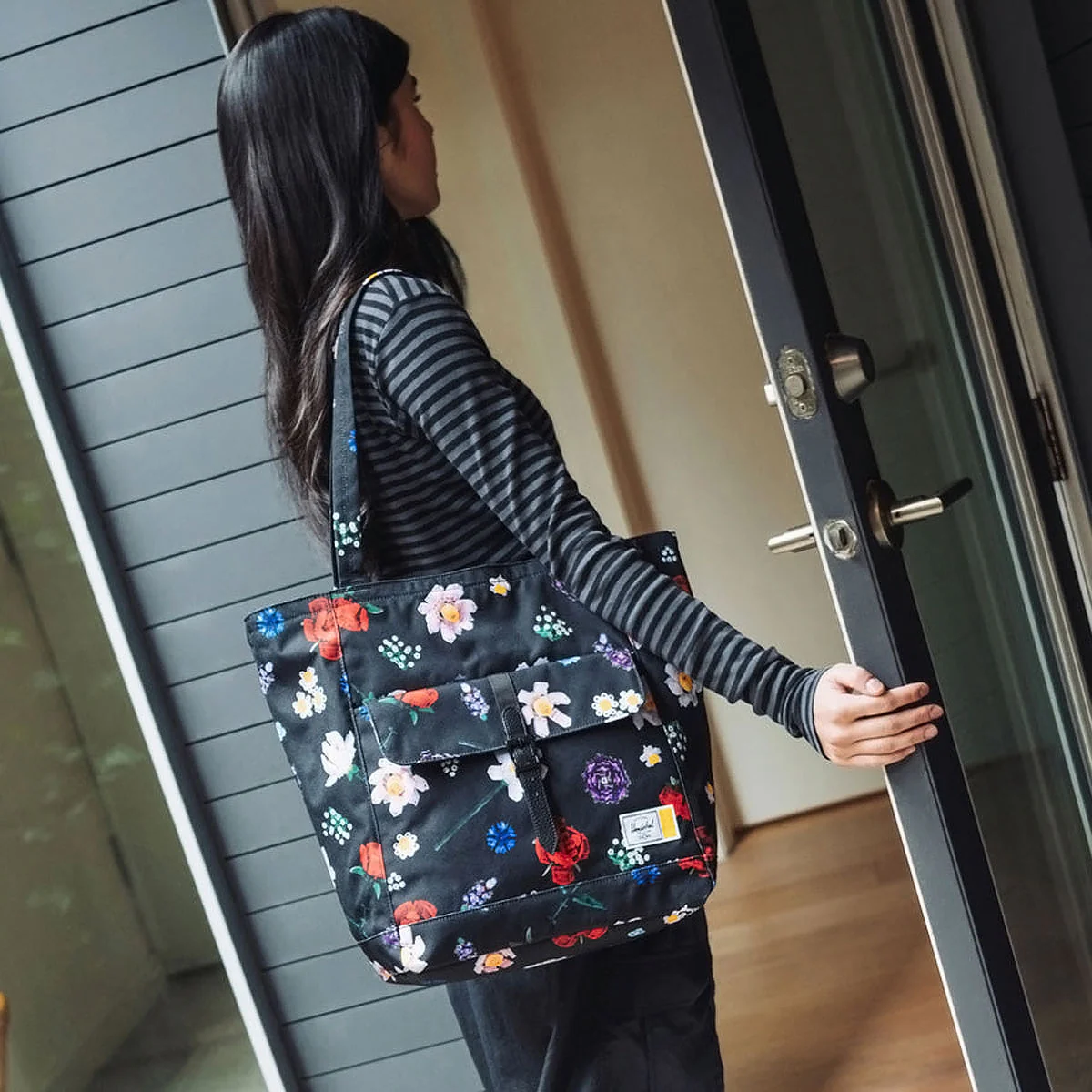 Herschel Supply x LEGO Retreat Tote Bag - Falling Florals - Image 4