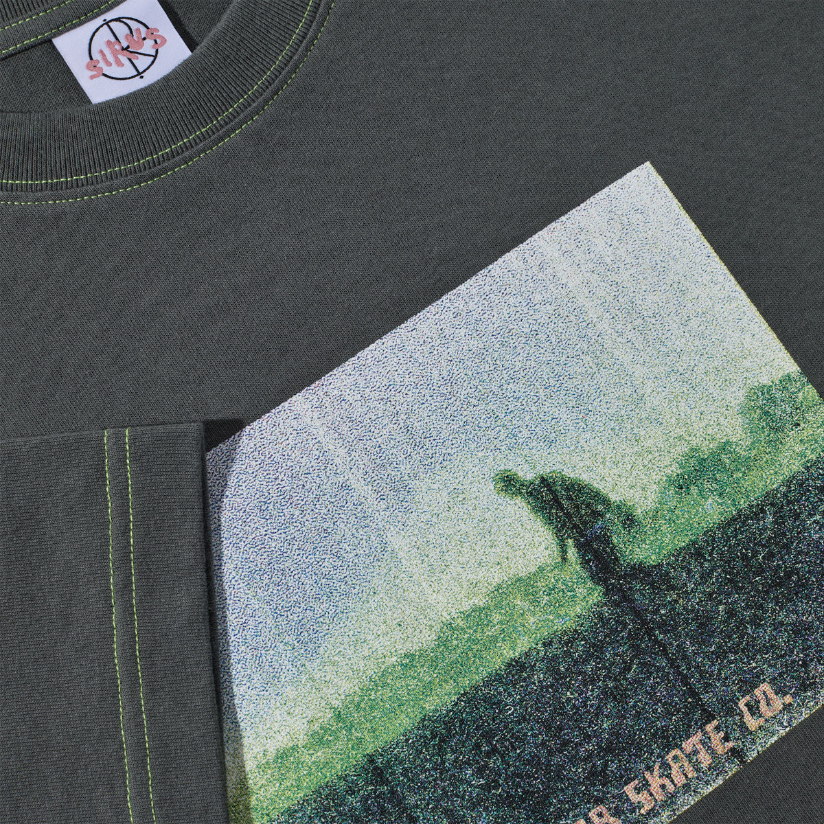 Polar Beach Walk Contrast T-Shirt - Graphite/Green - Image 2